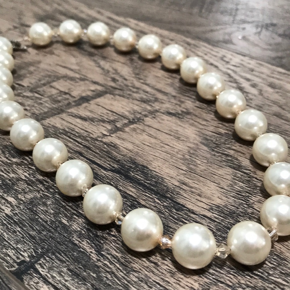 Pearl bead necklace